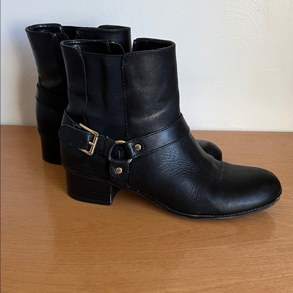 Bandolino Black Leather Harness Ankle Boots with  zipper and elastic 8.5